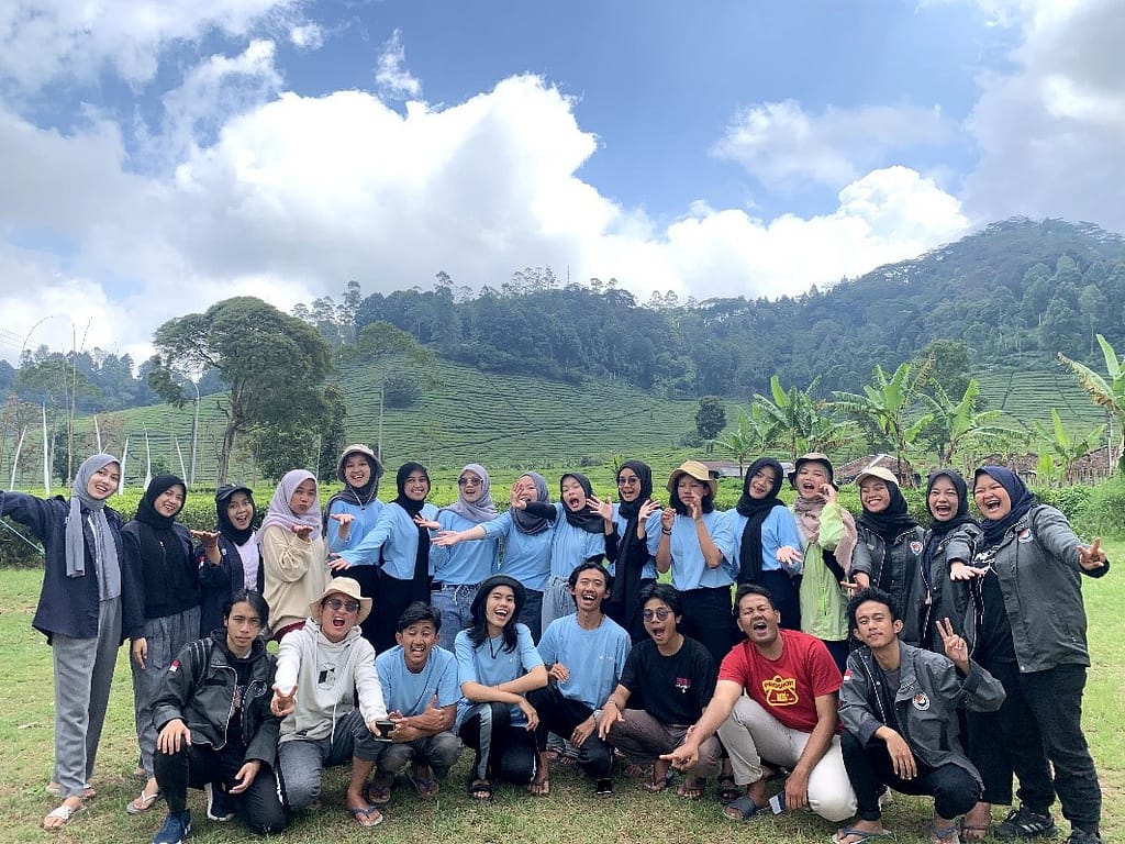 Melalui Sepucuk Daun Teh - Wahyu Riyadhy