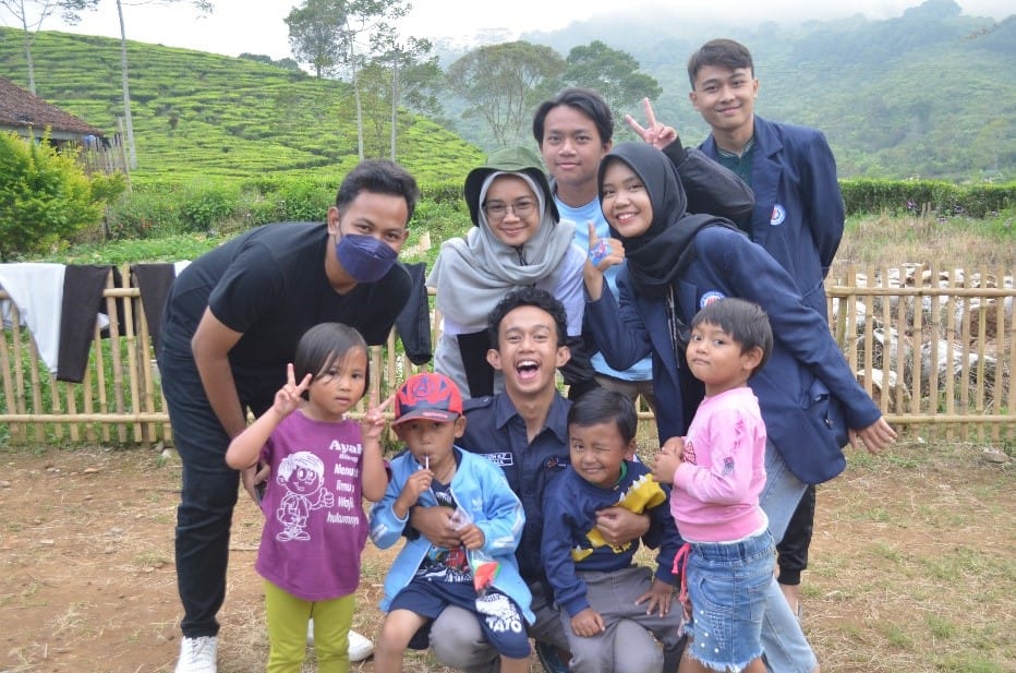 Melalui Sepucuk Daun Teh - Wahyu Riyadhy